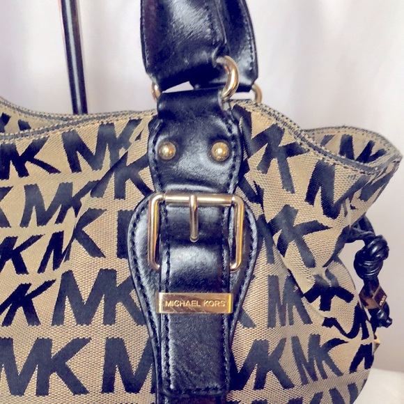 MICHAEL KORS tan and black signature satchel. Leather and canvas exterior. - Picture 4 of 16